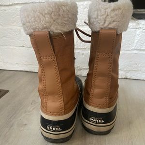 Sorel Winter Carnival Boot Size 7. Excellent condition.
